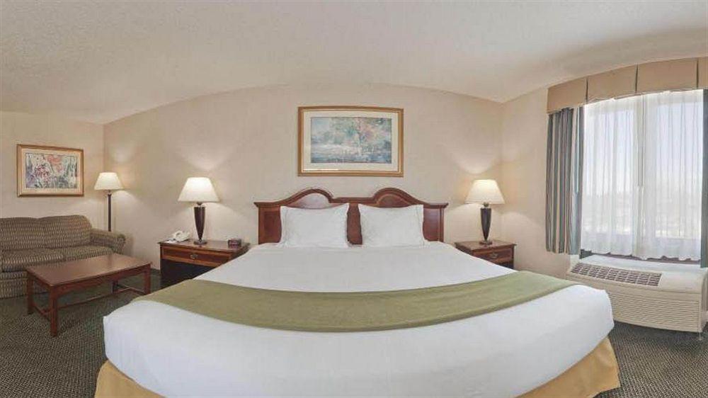 Holiday Inn Express Milwaukee N- Brown Deer/Mequon Esterno foto
